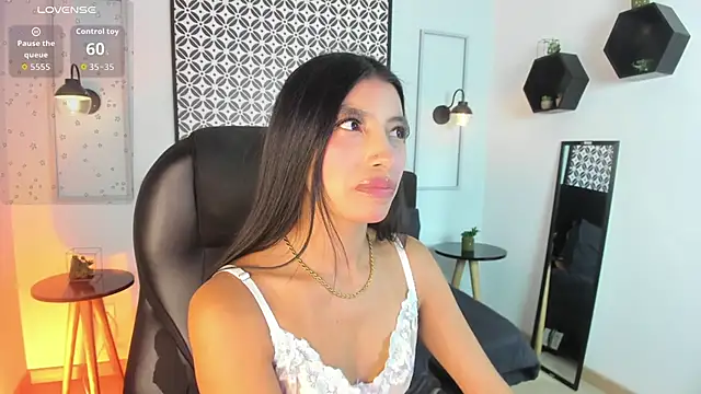 Snapshot of Tiffany_Low chatting on 03/21/26, 02:54 Tiffany Low online show from 03/21/26, 02:54