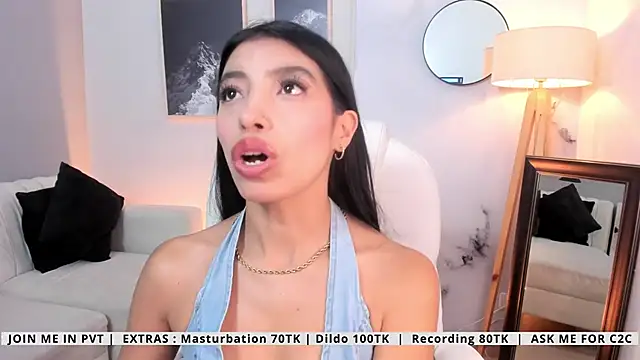 Snapshot of Tiffany_Low chatting on 04/15/26, 02:43 Tiffany Low online show from 04/15/26, 02:43