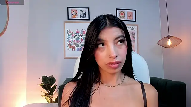 Snapshot of Tiffany_Low chatting on 04/01/26, 02:25 Tiffany Low online show from 04/01/26, 02:25