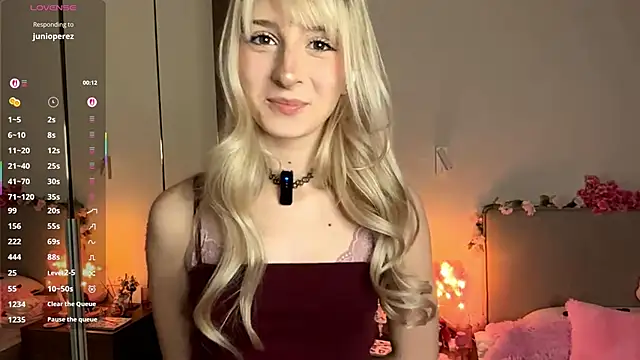 Snapshot of FridaAaberg chatting on 12/18/25, 07:24 FridaAaberg online show from 12/18/25, 07:24