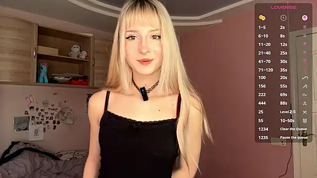 Snapshot of FridaAaberg chatting on 11/07/25, 07:35 FridaAaberg online show from 11/07/25, 07:35