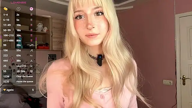 Snapshot of FridaAaberg chatting on 11/26/25, 07:41 FridaAaberg online show from 11/26/25, 07:41