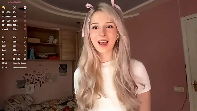 Snapshot of FridaAaberg chatting on 10/10/25, 07:31 FridaAaberg online show from 10/10/25, 07:31