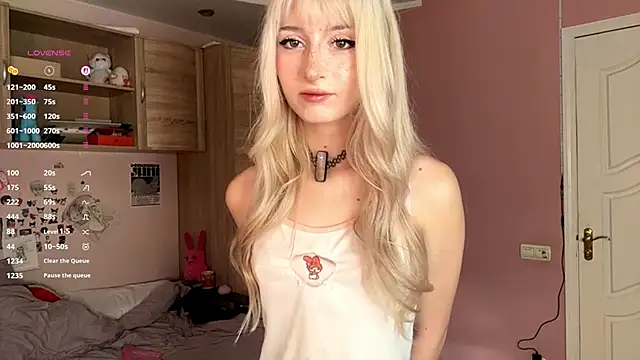 Snapshot of FridaAaberg chatting on 11/16/25, 07:02 FridaAaberg online show from 11/16/25, 07:02