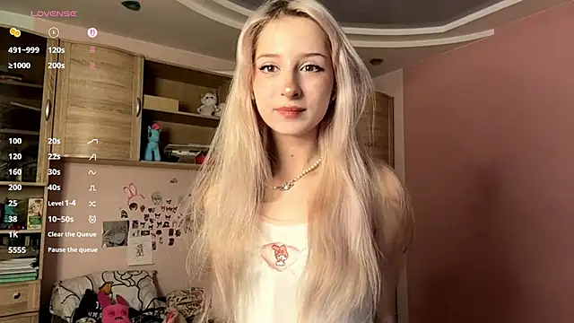 Snapshot of FridaAaberg chatting on 10/15/25, 07:16 FridaAaberg online show from 10/15/25, 07:16