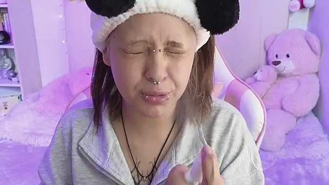 Snapshot of NekoWaifu chatting on 05/11/26, 02:45 NekoWaifu online show from 05/11/26, 02:45