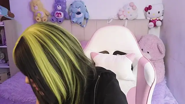 Snapshot of NekoWaifu chatting on 05/22/26, 02:37 NekoWaifu online show from 05/22/26, 02:37