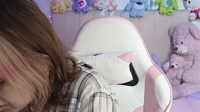 Snapshot of NekoWaifu chatting on 05/01/26, 02:33 NekoWaifu online show from 05/01/26, 02:33