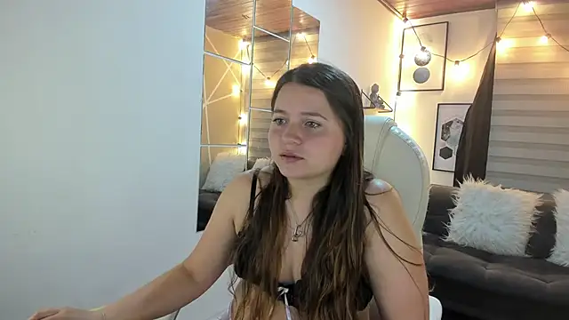 Snapshot of sophiee09_ chatting on 10/20/25, 01:11 sophiee09 online show from 10/20/25, 01:11