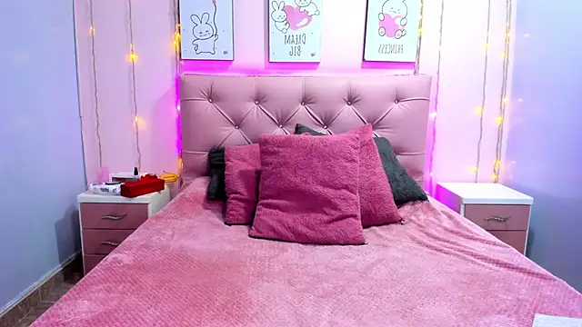 Snapshot of Issaa_Tyler chatting on 12/17/25, 06:35 Issaa Tyler online show from 12/17/25, 06:35