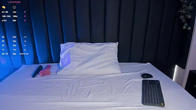 Snapshot of Cristina_joy chatting on 10/23/25, 12:26 Cristina joy online show from 10/23/25, 12:26