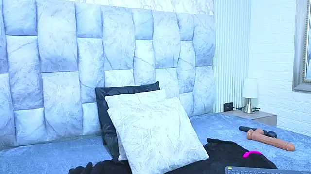 sofiagutierrez   online show from 11/21/25, 03:27