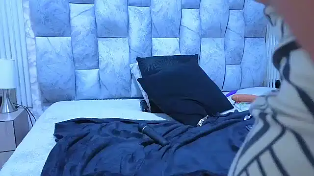 sofiagutierrez   online show from 11/26/25, 05:07