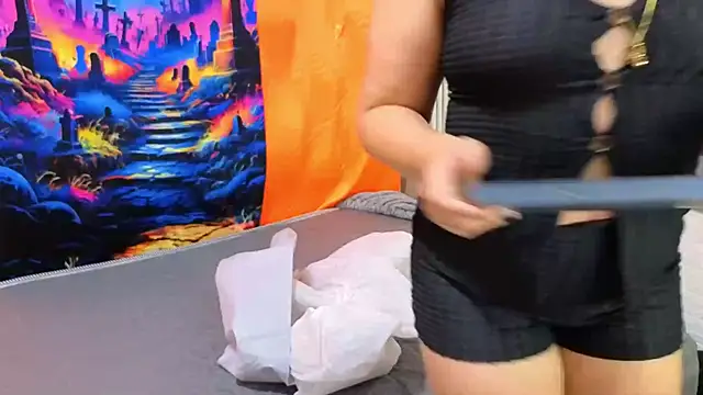 sofiagutierrez   online show from 10/10/25, 02:34