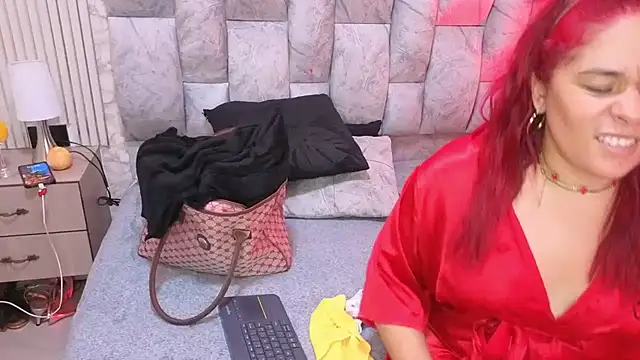 sofiagutierrez   online show from 11/11/25, 03:12