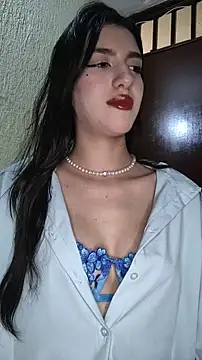 Snapshot of Emily-hottson chatting on 12/23/25, 05:07 Emily-hottson online show from 12/23/25, 05:07