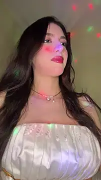 Snapshot of Emily-hottson chatting on 02/15/26, 05:19 Emily-hottson online show from 02/15/26, 05:19