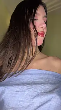 Snapshot of Emily-hottson chatting on 02/05/26, 08:10 Emily-hottson online show from 02/05/26, 08:10