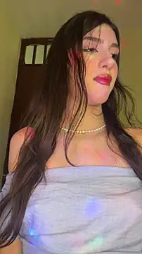 Snapshot of Emily-hottson chatting on 02/16/26, 04:33 Emily-hottson online show from 02/16/26, 04:33