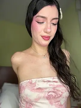 Snapshot of Emily-hottson chatting on 07/19/26, 11:23 Emily-hottson online show from 07/19/26, 11:23