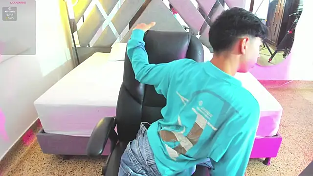 Snapshot of Peter_chase chatting on 11/20/25, 06:19 Peter chase online show from 11/20/25, 06:19