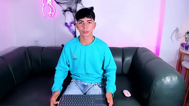 Snapshot of Peter_chase chatting on 10/24/25, 07:24 Peter chase online show from 10/24/25, 07:24