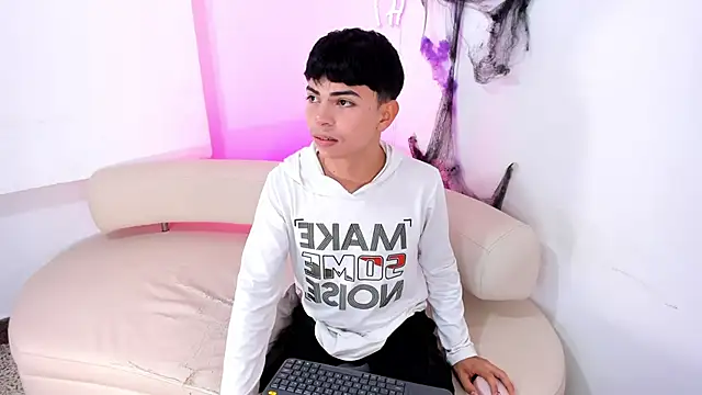 Snapshot of Peter_chase chatting on 10/21/25, 07:13 Peter chase online show from 10/21/25, 07:13