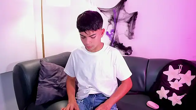 Snapshot of Peter_chase chatting on 10/25/25, 07:03 Peter chase online show from 10/25/25, 07:03