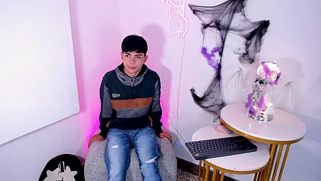 Snapshot of Peter_chase chatting on 10/22/25, 07:46 Peter chase online show from 10/22/25, 07:46