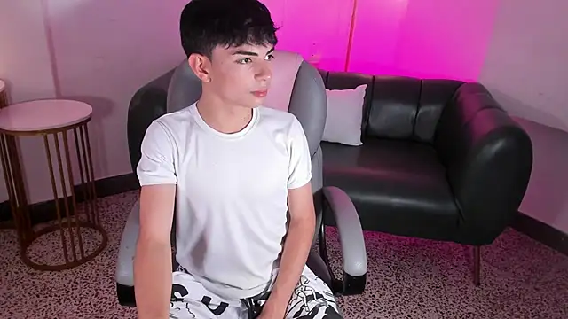 Snapshot of Peter_chase chatting on 12/05/25, 06:06 Peter chase online show from 12/05/25, 06:06