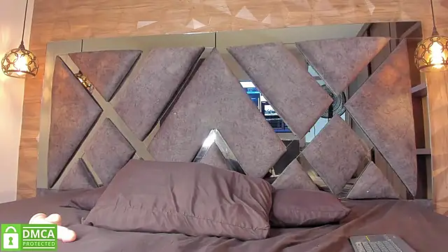 Scarlet  Jones  online show from 11/19/25, 10:10