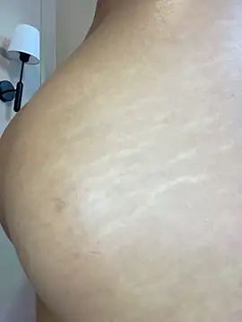 Snapshot of Ambersfoxx chatting on 12/22/25, 12:33 Ambersfoxx online show from 12/22/25, 12:33