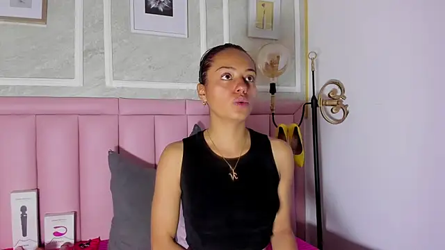 HoollyHendrix online show from 01/05/26, 08:45