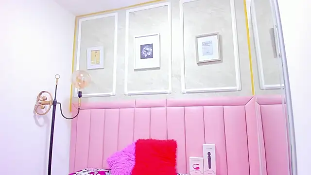 HoollyHendrix online show from 12/05/25, 08:39