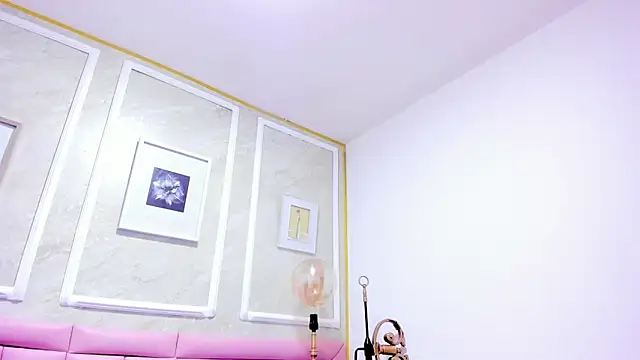 HoollyHendrix online show from 12/22/25, 08:31