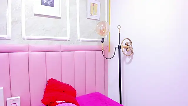 HoollyHendrix online show from 12/15/25, 08:47