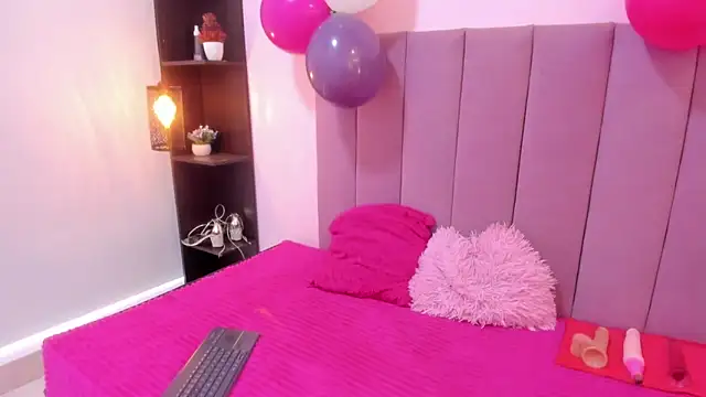 HoollyHendrix online show from 11/06/25, 08:46