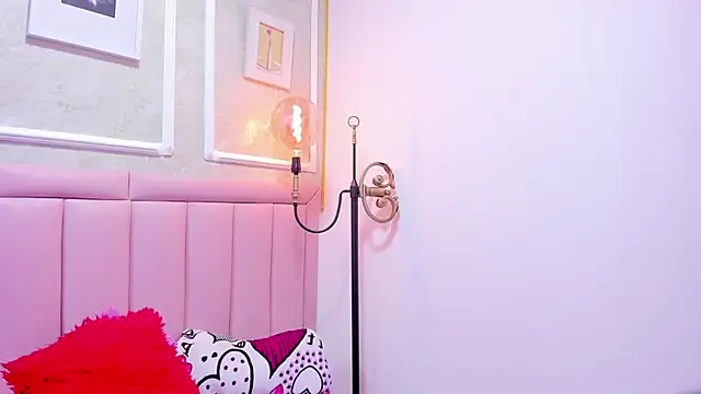 HoollyHendrix online show from 11/15/25, 08:46