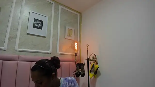 HoollyHendrix online show from 12/19/25, 08:55