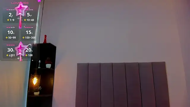 HoollyHendrix online show from 10/28/25, 08:19