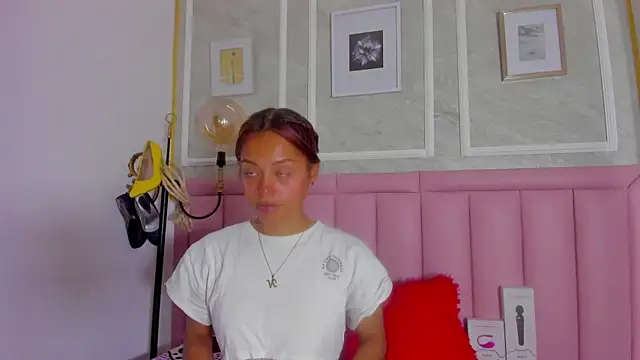 HoollyHendrix online show from 02/19/26, 08:39