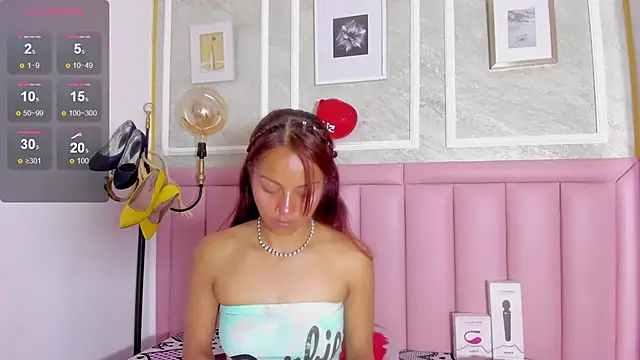 HoollyHendrix online show from 02/17/26, 08:50