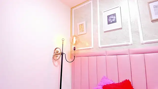 HoollyHendrix online show from 12/04/25, 08:30