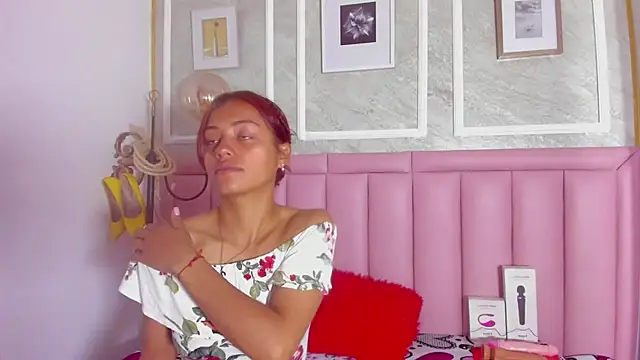 HoollyHendrix online show from 02/11/26, 08:20