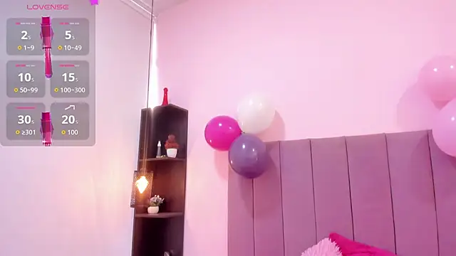 HoollyHendrix online show from 11/04/25, 08:12