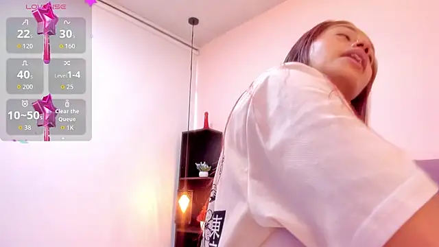 HoollyHendrix online show from 11/24/25, 08:42