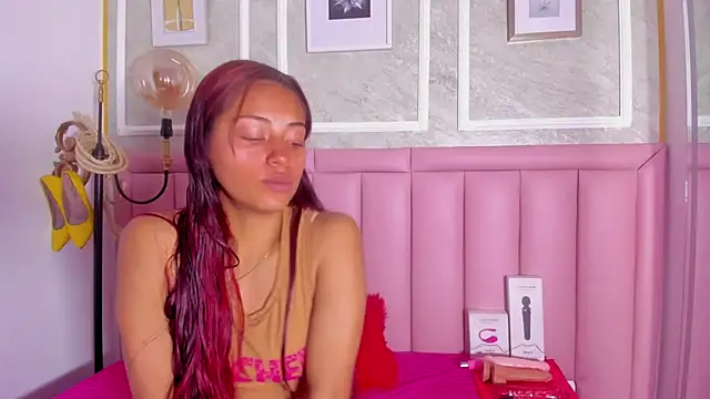 HoollyHendrix online show from 02/09/26, 08:29