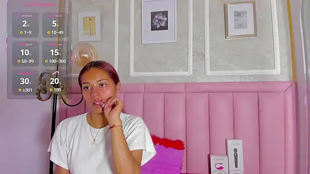 HoollyHendrix online show from 02/06/26, 09:00