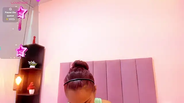 HoollyHendrix online show from 11/18/25, 08:23