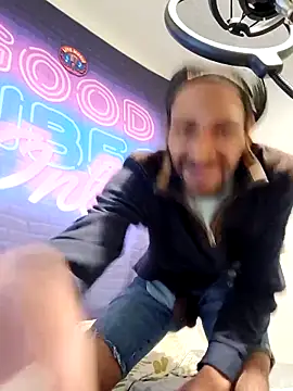 Snapshot of Mikaaa97 chatting on 03/21/26, 10:13 Mikaaa97 online show from 03/21/26, 10:13